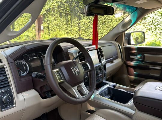 Dodge RAM 2500 Laramie Preta