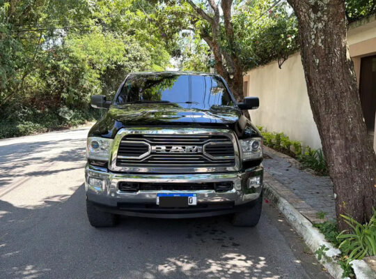 Dodge RAM 2500 Laramie Preta
