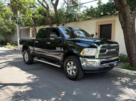 Dodge RAM 2500 Laramie Preta