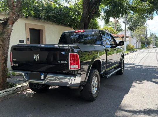 Dodge RAM 2500 Laramie Preta
